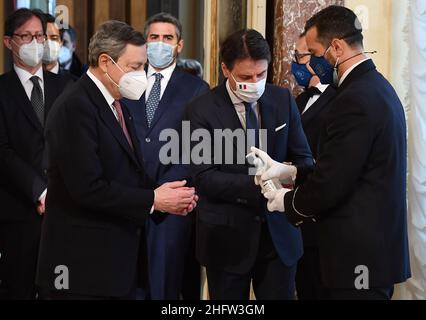 Foto Ettore Ferrari/POOL Ansa/LaPresse 13 febbraio 2021 Roma, Italia Politica Mario Draghi e Giuseppe Conte a palazzo Chigi per la cerimonia della campanella.Nella foto: Mario Draghi e Giuseppe ContePhoto Ettore Ferrari/POOL Ansa/LaPresse 13. Februar 2021 Rom (Italien) Politik der neue italienische Premierminister Mario Draghi (L) und der scheidende Premierminister Giuseppe Conte haben vor der Übergabezeremonie im Chigi-Palast in Rom ihre Hände desinfiziert Stockfoto