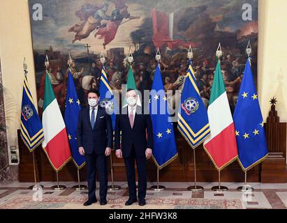 Foto Ettore Ferrari/POOL Ansa/LaPresse 13 febbraio 2021 Roma, Italia Politica Mario Draghi e Giuseppe Conte a palazzo Chigi per la cerimonia della campanella.Nella foto: Giuseppe ContePhoto Ettore Ferrari/POOL Ansa/LaPresse 13. Februar 2021 Rom (Italien) Politik Italiens neuer Premierminister Mario Draghi (R) und der scheidende Premierminister Giuseppe Conte während der Übergabezeremonie im Chigi-Palast in Rom Stockfoto