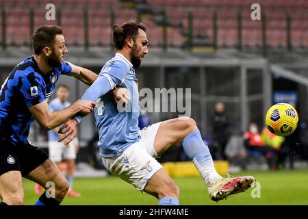 Marco Alpozzi/LaPresse 14. Februar 2021 Mailand, Italien Sportfußball Inter vs Lazio - Italienische Fußballmeisterschaft League A Tim 2020/2021 - Stadio Giuseppe Meazza im Bild: Stefan de Vrij (FC Internazionale Milano); Vedat Muriqi (S. Latium); Stockfoto