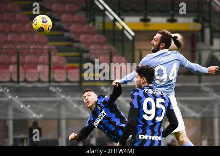 Marco Alpozzi/LaPresse 14. Februar 2021 Mailand, Italien Sportfußball Inter vs Lazio - Italienische Fußballmeisterschaft League A Tim 2020/2021 - Stadio Giuseppe Meazza im Bild: Ivan Perisic (FC Internazionale Milano); Vedat Muriqi (S. Latium); Stockfoto