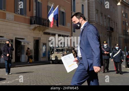 Mauro Scrobogna /LaPresse 18. Februar 2021 Rom, Italien Politik Lega - Salvini Pressestelle auf dem Foto: Der Führer der Lega Matteo Salvini während der üblichen Pressestelle auf der Piazza S. Luigi dei Francesi Stockfoto