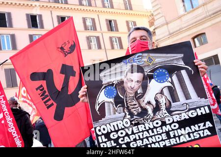 Mauro Scrobogna /LaPresse February 18, 2021&#xa0; Rome, Italy News Organisation der Linken protestiert gegen die Regierung Draghi. Auf dem Foto: Linke Organisationen protestieren auf der Piazza S. Silvestro gegen die Regierung Draghi und ihre künftige Politik Stockfoto