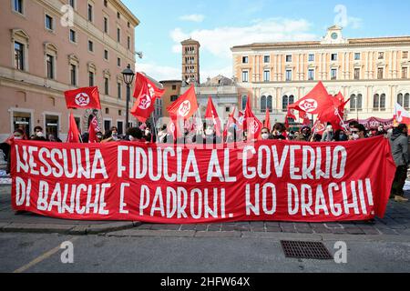 Mauro Scrobogna /LaPresse February 18, 2021&#xa0; Rome, Italy News Organisation der Linken protestiert gegen die Regierung Draghi. Auf dem Foto: Linke Organisationen protestieren auf der Piazza S. Silvestro gegen die Regierung Draghi und ihre künftige Politik Stockfoto