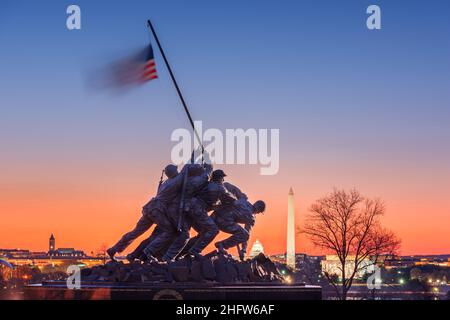 WASHINGTON, DC - 4. APRIL 2015: Marine Corps war Memorial. Das Denkmal zeigt die Statuen von Soldaten, die die zweite US-Flagge auf Iwo Jima hochhoben Stockfoto