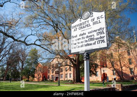 CHAPEL HILL, NORTH CAROLINA - 28. APRIL 2015: Chapel Hill Campus und Schild. Stockfoto