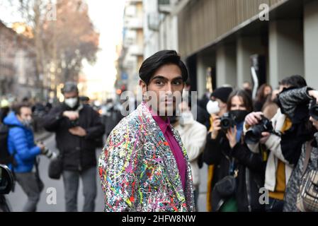 Mailand, Lombardei, Italien. 15th Januar 2022. Model- und Fashion-Influencer RAHI CHADDA wird außerhalb der Dolce & Gabbana Fashion Show während der Mailänder Men's Fashion Week - Herbst/Winter 2022/2023 gesehen (Bildquelle: © Ervin Shulku/ZUMA Press Wire) Stockfoto