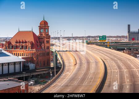 Richmond, Virginia, USA an der historischen Main Street Station und Interstate 95 am Tag. Stockfoto