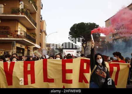 Cecilia Fabiano/LaPresse February 22 , 2021 Roma (Italien) News : Gedenkdemonstration für den jungen militanten Studenten Valerio Verbano der Linken im Pic : die jährliche Demonstration in den Straßen des Nachbarn, in dem Verbano geboren wurde Stockfoto