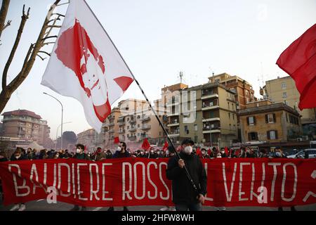 Cecilia Fabiano/LaPresse February 22 , 2021 Roma (Italien) News : Gedenkdemonstration für den jungen militanten Studenten Valerio Verbano der Linken im Pic : die jährliche Demonstration in den Straßen des Nachbarn, in dem Verbano geboren wurde Stockfoto