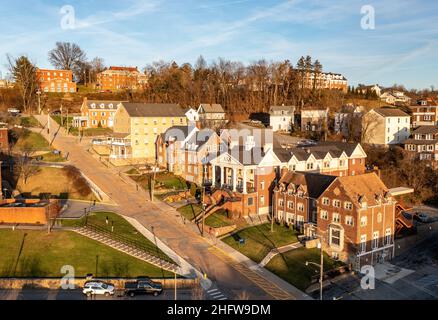 MORGANTOWN, WV - 24. Januar 2022: Gebäude der griechischen Briefbrüderlichkeit an der West Virginia University in Morgantown WV Stockfoto
