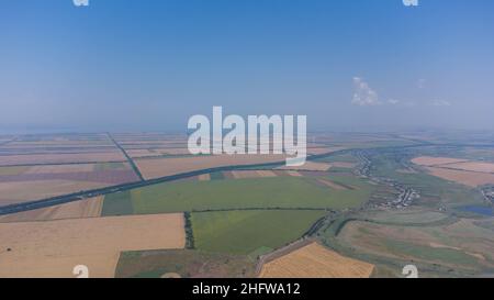Weizenfeld im Sommer am Meer nach der Ernte. Luftaufnahme. Stockfoto
