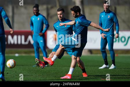 LaPresse - Spada Februar 24 , 2021 Carnago , Varese ( Italien ) Sport Soccer A.C. Mailand- Saison 2020-2021 - Europa League Milanello Sports Center - Trainingseinheit im Bild: Hakan Calhanoglu Diogo Dalot Stockfoto