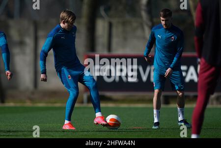 LaPresse - Spada Februar 24 , 2021 Carnago , Varese ( Italien ) Sport Soccer A.C. Mailand- Saison 2020-2021 - Europa League Sportzentrum Milanello - Trainingseinheit im Bild: Jens Petter Hauge Alexis Saelemaekers Stockfoto