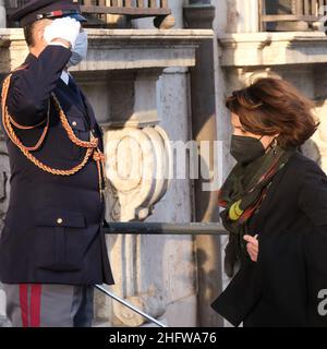 Mauro Scrobogna /LaPresse 24. Februar 2021 Rom, Italien Politik Palazzo Chigi - Regierung - Ministerrat auf dem Foto: Der Minister für Chancengleichheit und die Familie Elena Bonetti kommen im Palazzo Chigi an Stockfoto