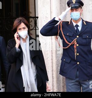 Mauro Scrobogna /LaPresse 24. Februar 2021 Rom, Italien Politik Palazzo Chigi - Regierung - Ministerrat auf dem Foto: Die Ministerin für den Süden und territorialen Zusammenhalt Mara Carfagna trifft im Palazzo Chigi ein Stockfoto