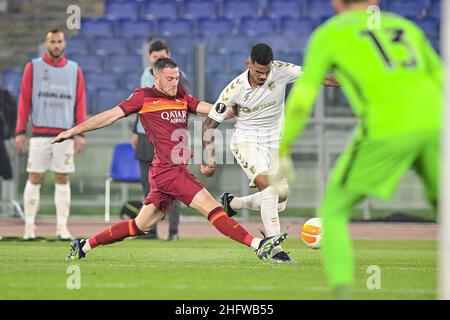 Fabio Rossi/AS Roma/LaPresse 25/02/2021 Rom (Italien) Sport Soccer Roma-Braga Runde von 32 , 2st Teilstrecken - Europa League 2020/2021 - Olympiastadion im Bild: Jordan Veretout Stockfoto