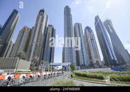 LaPresse - Fabio Ferrari 26. Februar 2021 Dubai (Vereinigte Arabische Emirate) Sport Cycling VAE Tour 2021 -DUBAI ETAPPE- Etappe 6 - von Dubai - Deira Inseln nach Dubai - Palm Jumeriah im Bild: Während des Rennens. Stockfoto