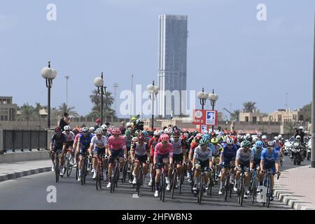 LaPresse - Fabio Ferrari 26. Februar 2021 Dubai (Vereinigte Arabische Emirate) Sport Cycling VAE Tour 2021 -DUBAI ETAPPE- Etappe 6 - von Dubai - Deira Inseln nach Dubai - Palm Jumeriah im Bild: Während des Rennens. Stockfoto