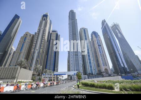 LaPresse - Fabio Ferrari 26. Februar 2021 Dubai (Vereinigte Arabische Emirate) Sport Cycling VAE Tour 2021 -DUBAI ETAPPE- Etappe 6 - von Dubai - Deira Inseln nach Dubai - Palm Jumeriah im Bild: Während des Rennens. Stockfoto