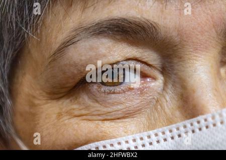 Makrofotografie der Pupille eines alten Frauenauges Stockfoto