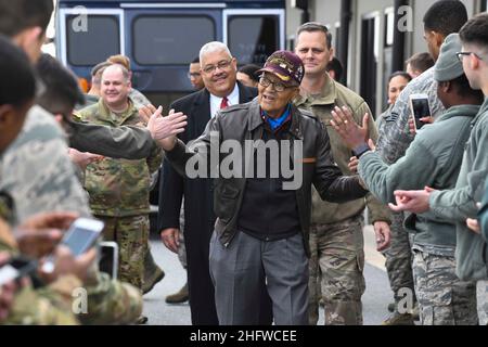 Dover, Delaware, USA. 6th Dez 2019. Ehemaliger Tuskegee Airman, pensionierter Col. Charles McGee, High-Fives Airmen während seines Besuchs am 6. Dezember 2019 auf der Dover Air Force Base, D.D. Er diente insgesamt 30 Jahre in der US Air Force, beginnend mit dem U.S. Army Air Corps, Und flog insgesamt 409 Kampfeinsätze im Zweiten Weltkrieg, Korea und Vietnam. Das Tuskegee-Programm begann 1941, als das Pursuit Squadron von 99th gegründet wurde und seine Airmen die ersten afroamerikanischen Militärflieger im US Army Air Corps überhaupt waren. Quelle: U.S. Air Force/ZUMA Wire/ZUMAPRESS.com/Alamy Live News Stockfoto