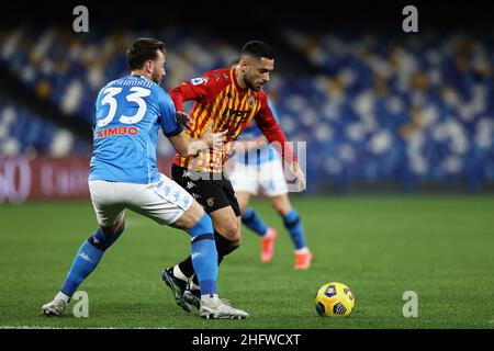 Alessandro Garofalo/LaPresse 28. Februar 2021 Neapel, Italien Sportfußball Napoli vs Benevento - Italienische Fußballmeisterschaft League A Tim 2020/2021 - Diego Armando Maradona Stadion. Im Bild: Gianluca Caprari (Benevento Calcio),Amir Rrahmani (SSC Napoli) Stockfoto