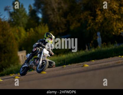 19-09-2021 Riga, Lettland Ein junger Mann, der auf offener Straße ein Motorrad fährt. Stockfoto