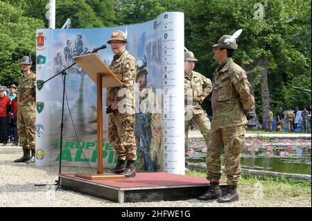 foto Alessandro Falzone - LaPresse Torino 06 05 2011 Inaugurazione Cittadella degli Alpini Nella foto :Il generale Alberto Primiceri e Francesco Paolo Figliuolo, comandante della Brigata alpina Taurinense. Stockfoto