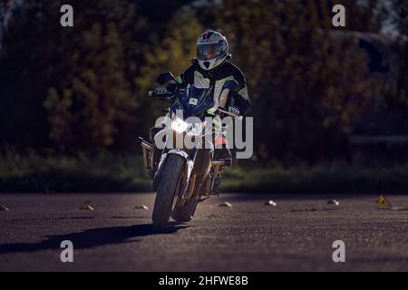 19-09-2021 Riga, Lettland Ein junger Mann, der auf offener Straße ein Motorrad fährt. Stockfoto