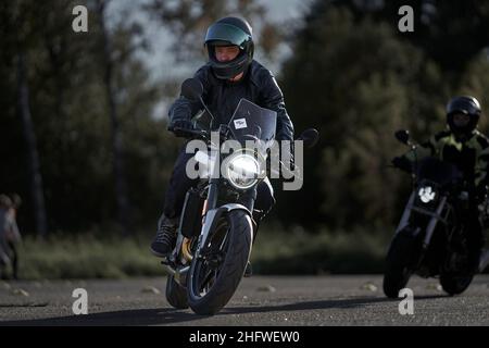 19-09-2021 Riga, Lettland Ein junger Mann, der auf offener Straße ein Motorrad fährt. Stockfoto