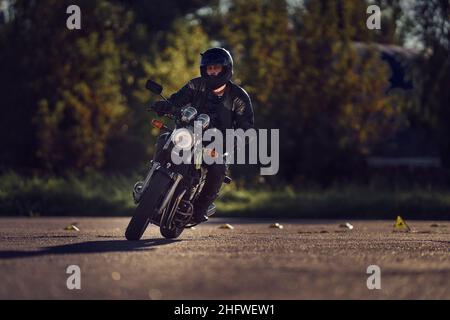 19-09-2021 Riga, Lettland Ein junger Mann, der auf offener Straße ein Motorrad fährt. Stockfoto