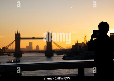 London Pendler an einem frischen Wintermorgen machen sich auf den Weg in die City of London, während die Sonne aufgeht und Arbeiter in ihr Büro zurückkehren, Januar 2022 Stockfoto