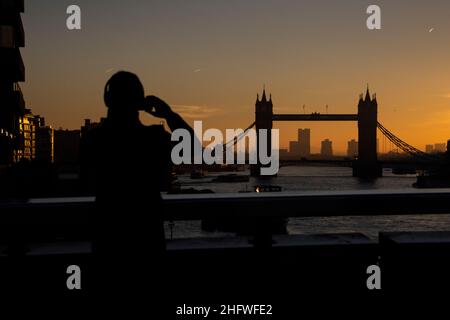 London Pendler an einem frischen Wintermorgen machen sich auf den Weg in die City of London, während die Sonne aufgeht und Arbeiter in ihr Büro zurückkehren, Januar 2022 Stockfoto