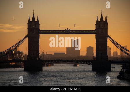 London Pendler an einem frischen Wintermorgen machen sich auf den Weg in die City of London, während die Sonne aufgeht und Arbeiter zu ihren Büros zurückkehren Januar 2022 Stockfoto