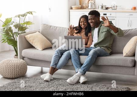 Glückliche afroamerikanische Familie mit Computer zu Hause Stockfoto