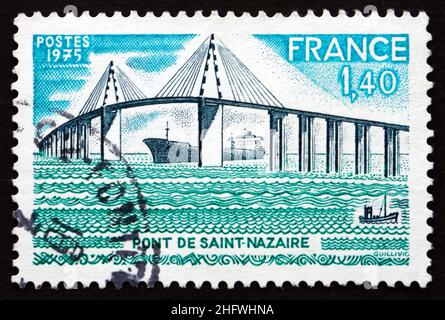 FRANKREICH - UM 1975: Eine in Frankreich gedruckte Briefmarke zeigt die Brücke Saint-Nazaire, die Kabelbrücke über die Loire, um 1975 Stockfoto