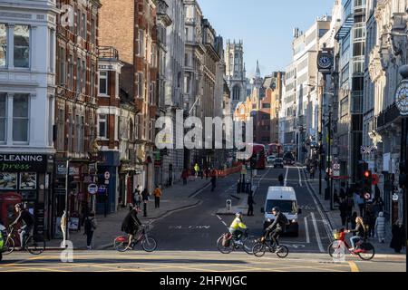 London Pendler an einem frischen Wintermorgen machen sich auf den Weg in die City of London, während die Sonne aufgeht und Arbeiter zu ihren Büros zurückkehren Januar 2022 Stockfoto