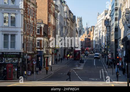 London Pendler an einem frischen Wintermorgen machen sich auf den Weg in die City of London, während die Sonne aufgeht und Arbeiter zu ihren Büros zurückkehren Januar 2022 Stockfoto