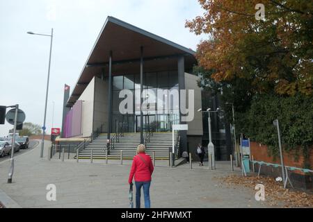 Bahnhof Castle Station Northampton UK neues Design Design UK UK Britisches England Zugtreppe Treppe Eingang elegant vor der Eingangstür Stockfoto