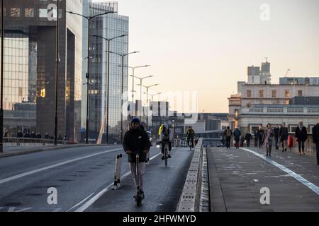 London Pendler an einem frischen Wintermorgen machen sich auf den Weg in die City of London, während die Sonne aufgeht und Arbeiter in ihr Büro zurückkehren, Januar 2022 Stockfoto