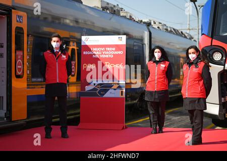 Massimo Paolone/LaPresse March 9, 2021 Marghera (Ve), Italy News Ein neuer Zug wird zu den Werkstätten in Venedig Mestre geliefert. An der Zeremonie nahmen der CEO von Trenitalia Corradi, der Direktor der Regionalabteilung De Filippis, Luca Zaia und Elisa De Berti für die Region Venetien Teil Stockfoto