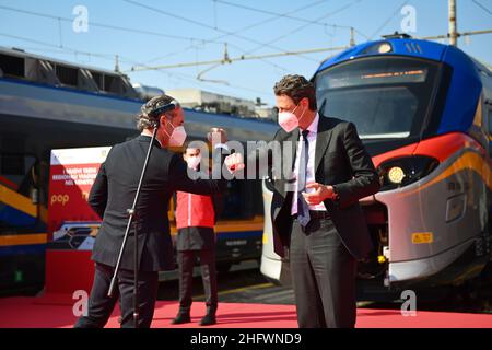 Massimo Paolone/LaPresse March 9, 2021 Marghera (Ve), Italy News Ein neuer Zug wird zu den Werkstätten in Venedig Mestre geliefert. An der Zeremonie nahmen der CEO von Trenitalia Corradi, der Direktor der Regionalabteilung De Filippis, Luca Zaia und Elisa De Berti für die Region Venetien Teil, im Bild: Luigi Corradi, Luca Zaia Stockfoto