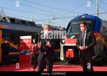 Massimo Paolone/LaPresse March 9, 2021 Marghera (Ve), Italy News Ein neuer Zug wird zu den Werkstätten in Venedig Mestre geliefert. An der Zeremonie nahmen der CEO von Trenitalia Corradi, der Direktor der Regionalabteilung De Filippis, Luca Zaia und Elisa De Berti für die Region Venetien Teil, im Bild: Luigi Corradi, Luca Zaia Stockfoto