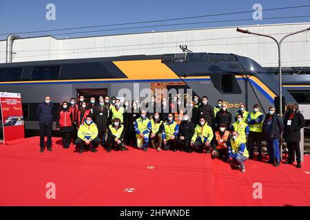 Massimo Paolone/LaPresse March 9, 2021 Marghera (Ve), Italy News Ein neuer Zug wird zu den Werkstätten in Venedig Mestre geliefert. An der Zeremonie nahmen der CEO von Trenitalia Corradi, der Direktor der Regionalabteilung De Filippis, Luca Zaia und Elisa De Berti für die Region Venetien Teil Stockfoto