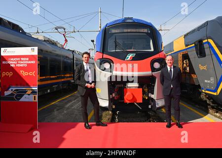 Massimo Paolone/LaPresse March 9, 2021 Marghera (Ve), Italy News Ein neuer Zug wird zu den Werkstätten in Venedig Mestre geliefert. An der Zeremonie nahmen der CEO von Trenitalia Corradi, der Direktor der Regionalabteilung De Filippis, Luca Zaia und Elisa De Berti für die Region Venetien Teil, im Bild: Luigi Corradi, Luca Zaia Stockfoto