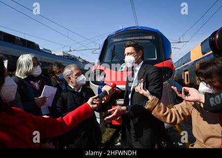 Massimo Paolone/LaPresse March 9, 2021 Marghera (Ve), Italy News Ein neuer Zug wird zu den Werkstätten in Venedig Mestre geliefert. An der Zeremonie nahmen der CEO von Trenitalia Corradi, der Direktor der Regionalabteilung De Filippis, Luca Zaia und Elisa De Berti für die Region Venetien Teil, im Bild: Luigi Corradi Stockfoto