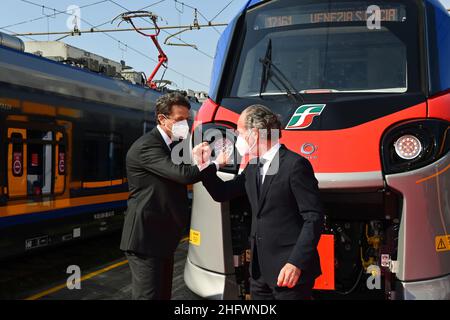 Massimo Paolone/LaPresse March 9, 2021 Marghera (Ve), Italy News Ein neuer Zug wird zu den Werkstätten in Venedig Mestre geliefert. An der Zeremonie nahmen der CEO von Trenitalia Corradi, der Direktor der Regionalabteilung De Filippis, Luca Zaia und Elisa De Berti für die Region Venetien Teil, im Bild: Luigi Corradi, Luca Zaia Stockfoto