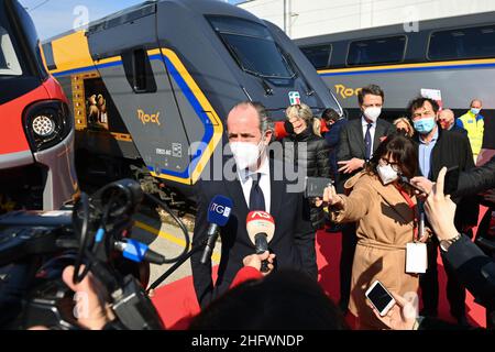 Massimo Paolone/LaPresse March 9, 2021 Marghera (Ve), Italy News Ein neuer Zug wird zu den Werkstätten in Venedig Mestre geliefert. An der Zeremonie nahmen der CEO von Trenitalia Corradi, der Direktor der Regionalabteilung De Filippis, Luca Zaia und Elisa De Berti für die Region Venetien Teil, im Bild: Luca Zaia Stockfoto