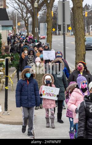 Royal Oak, Michigan, USA. 17th Januar 2022. Hunderte von Eltern und Kindern nahmen an einem marsch zum Gedenken an den Martin Luther King Jr. Day Teil. Die Veranstaltung war ein Projekt der Schulbezirke in Royal Oak und Berkley, zwei überwiegend weißen Vororten von Detroit. Kredit: Jim West/Alamy Live Nachrichten Stockfoto