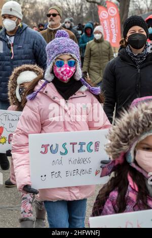 Royal Oak, Michigan, USA. 17th Januar 2022. Hunderte von Eltern und Kindern nahmen an einem marsch zum Gedenken an den Martin Luther King Jr. Day Teil. Die Veranstaltung war ein Projekt der Schulbezirke in Royal Oak und Berkley, zwei überwiegend weißen Vororten von Detroit. Kredit: Jim West/Alamy Live Nachrichten Stockfoto